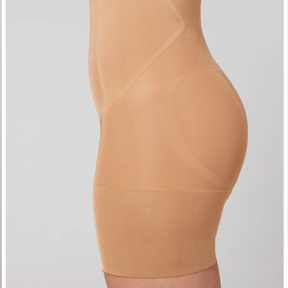 Spanx ONCORE Mid-Thigh Short - Picture 3 of 4
